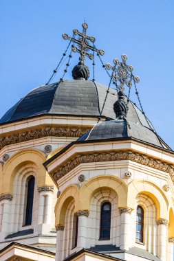 Katedralin mimari detayları. Romanya 'nın Alba Iulia kentindeki kilise manzarası, 2021.