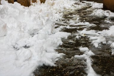 Sabahları karlı bir ortam. Kış konsepti, donmuş ve karla kaplı yer