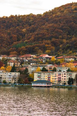 Tuna nehri ve Orsova şehir bitki örtüsü ve binaları, deniz manzarası. Orsova, Romanya, 2021