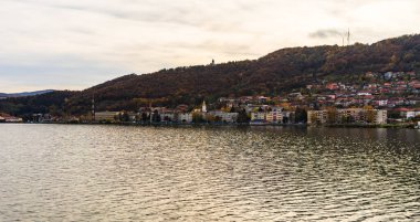 Tuna nehri ve Orsova şehri, deniz manzarası. Orsova, Romanya, 2020