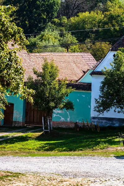 俯瞰罗马尼亚风景如画的Viscri村 2021年在罗马尼亚Viscri的中世纪撒克逊村庄粉刷过的传统老房子 — 图库照片