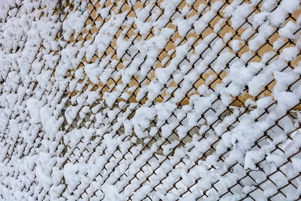 Draadhek Metallisch Net Met Sneeuw Metalen Net Winter Bedekt Met — Stockfoto