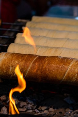 Kurtos Kolacs (Kurtoskalacs). Geleneksel Macar pastası, şekerli, ballı ve fındıklı.