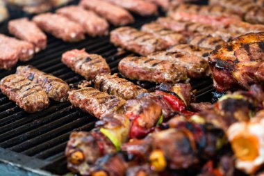 Izgarada leziz yemekler. Yemek festivalinde biftek, ızgara sosis.