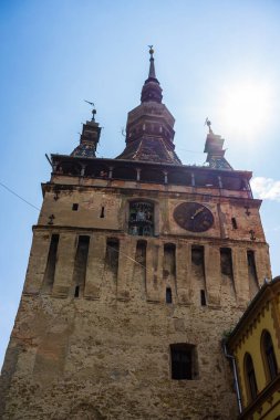 Sighisoara şehrinin ortaçağ güçlendirilmiş kalesi ve ünlü Saat Kulesi