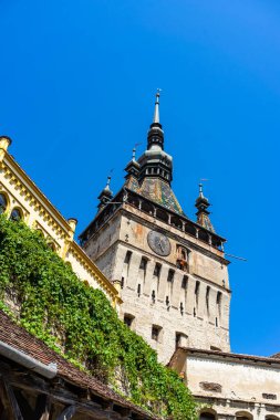 Sighisoara şehrinin ortaçağ güçlendirilmiş kalesi ve ünlü Saat Kulesi