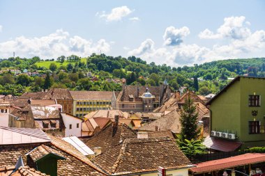 Transilvanya 'nın eski Sighisoara kasabasının panoramik manzarası