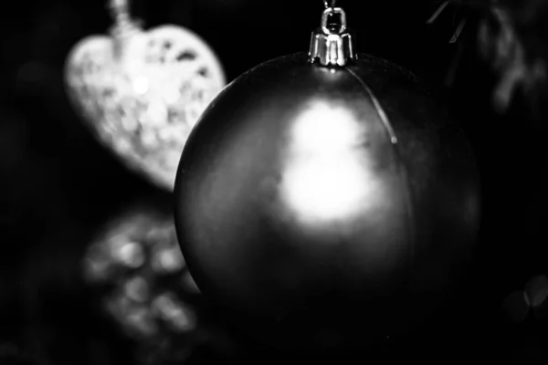 Διακοσμημένα Χριστουγεννιάτικα Στολίδια Και Θολά Φώτα — Φωτογραφία Αρχείου