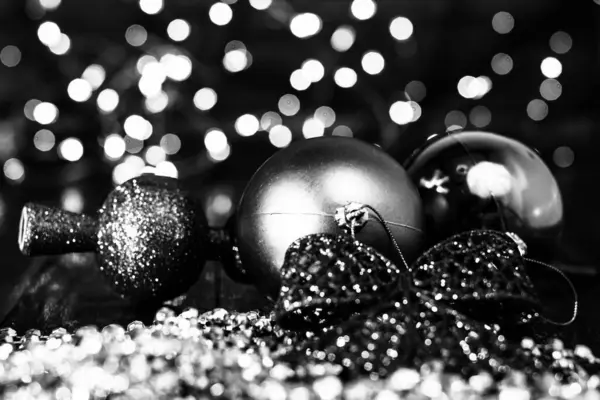 装饰过的圣诞装饰品和模糊不清的灯光 — 图库照片