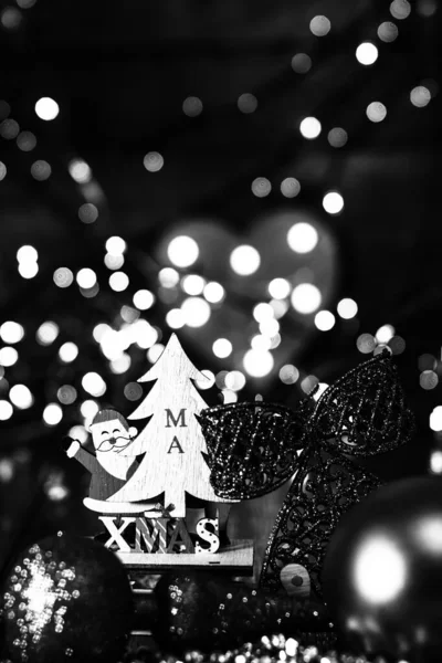 Διακοσμημένα Χριστουγεννιάτικα Στολίδια Και Θολά Φώτα — Φωτογραφία Αρχείου