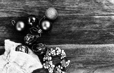 Noel süsleri ve bulanık ışıklar.