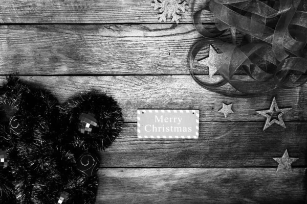 装飾されたクリスマスオーナメントとぼやけた光 — ストック写真
