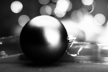 Noel süsleri ve bulanık ışıklar.