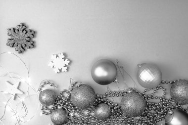 Noel süsleri ve bulanık ışıklar.