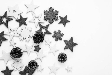 Noel süsleri ve bulanık ışıklar.