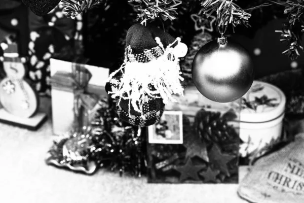 Украшенные Рождественские Украшения Размытые Огни — стоковое фото