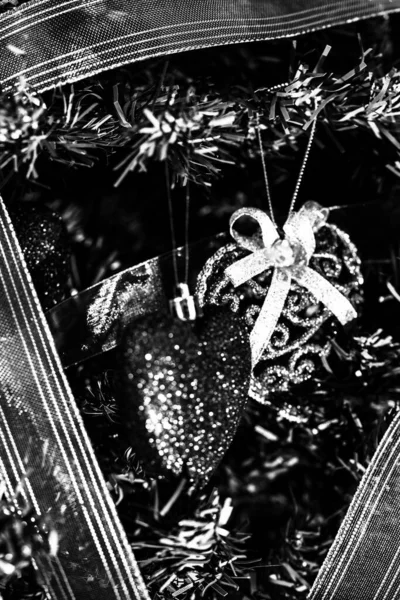 装饰过的圣诞装饰品和模糊不清的灯光 — 图库照片