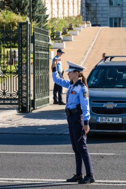 Trafiği polis memuru, Romanya Trafik Polisi (Politia Rutiera) yönetiyor. Romanya 'nın Bükreş kentinde iş çıkış saati, 2022