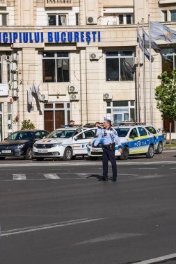 Trafiği polis memuru, Romanya Trafik Polisi (Politia Rutiera) yönetiyor. Romanya 'nın Bükreş kentinde iş çıkış saati, 2022