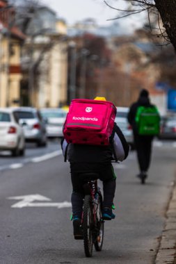 Romanya 'nın Bükreş kentinde bisikletli bir Food Panda kuryesi, 2022