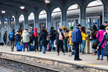 Bükreş 'teki Bükreş Kuzey Tren İstasyonu' nun (Gara de Nord Bükreş) tren peronunda tren bekleyen gezginler ve banliyö sakinleri, 2022