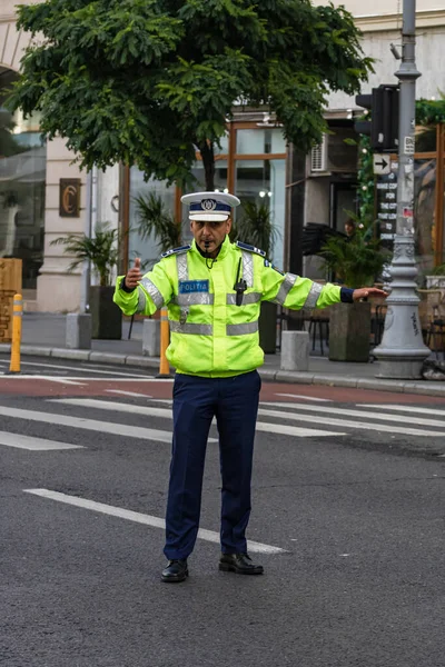 Polizeichef Der Rumänischen Verkehrspolizei Politia Rutiera Leitet Den Verkehr Berufsverkehr — Stockfoto