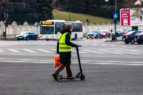 Άνδρας Που Περπατάει Δίπλα Ηλεκτρικό Σκούτερ Στο Βουκουρέστι Ρουμανία 2022 — Φωτογραφία Αρχείου