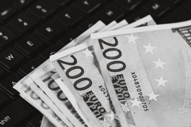 Klavyede Euro banknotları. Avro parası yığınına seçici odaklan.