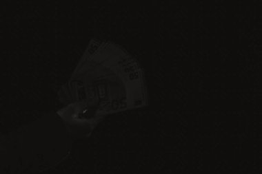 Avro paralarını saymak ve göstermek ya da para vermek. Dünya para kavramı, 50 EURO banknotları siyah üzerine izole edilmiş fotokopi alanı. Zengin insanlar kavramı, para biriktirmek ya da harcamak