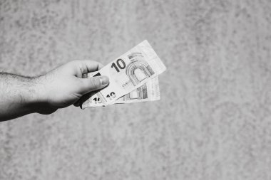 Avro parasını gösteren ve bahşiş, maaş gibi para veren ya da alan el ele tutuşmalar. 10 EURO banknotu EUR izole edilmiş. Zengin iş adamları kavramı, para biriktirmek ya da harcamak.