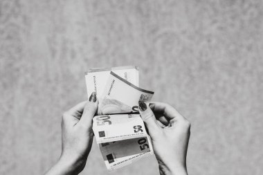 Avro parasını tutmak ve göstermek ya da para vermek. Dünya para kavramı, 50 EURO banknotları Fotokopi alanı ile izole edilmiş para birimi. Zengin iş adamları kavramı, para biriktirmek ya da harcamak.