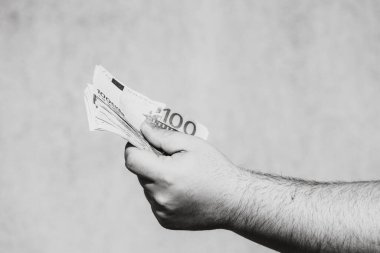 Avro parasını gösteren ya da rüşvet ya da bahşiş gibi para veren el ele tutuşmalar. 100 Avro 'luk banknotlar izole edilmiş. Zengin iş adamları kavramı, para biriktirmek ya da harcamak.