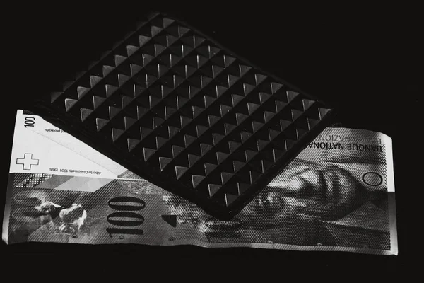 100瑞士法郎钞票在一个黑色钱包隔离 — 图库照片