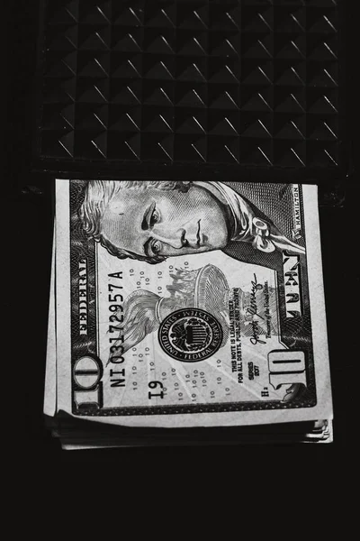 黒い財布の中にある10ドル紙幣 — ストック写真