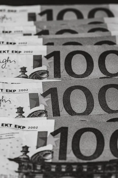 有选择地关注欧元钞票的细节 密切关注货币钞票的宏观细节 100欧元孤立 世界货币概念 通货膨胀和经济概念 — 图库照片