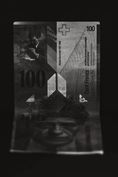 선택적으로 100 스위스 지폐의 사항에 초점을 맞추었다 지폐의 매크로 디테일을 — 스톡 사진