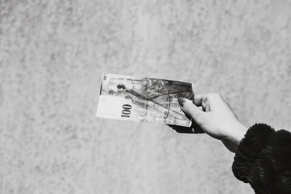 手握显示欧元货币和给予或接受像小费 工资的钱 100瑞士法郎钞票与瑞士法郎货币隔离 富商人的概念 存钱或花钱 — 图库照片