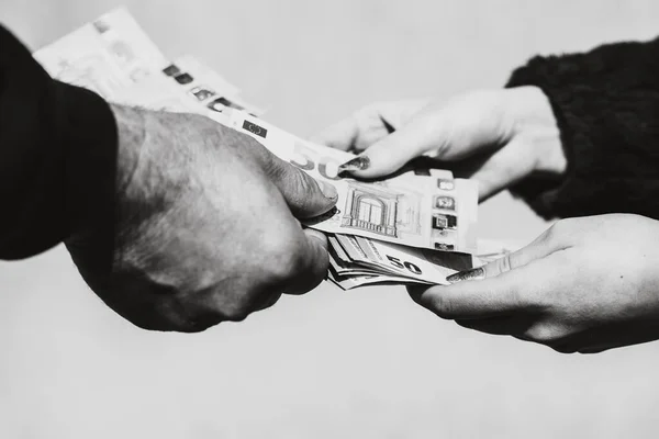 Χέρι Δίνοντας Χρήματα Όπως Δωροδοκία Συμβουλές Μισθό Απομονωμένο Εργάστηκαν Σκληρά — Φωτογραφία Αρχείου