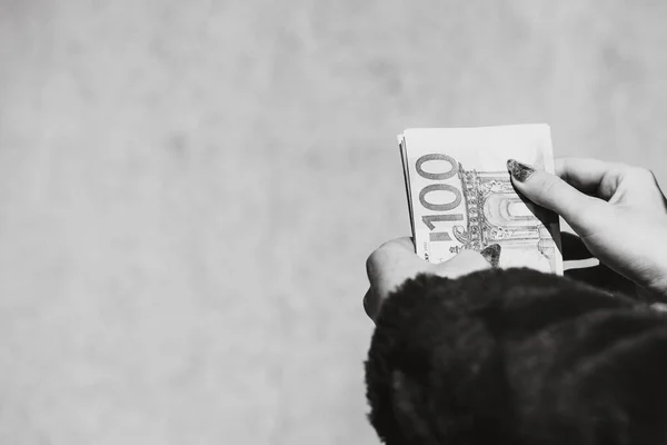 Χέρι Couting Κρατώντας Και Δείχνοντας Χρήματα Ευρώ Δίνοντας Χρήματα Παγκόσμια — Φωτογραφία Αρχείου