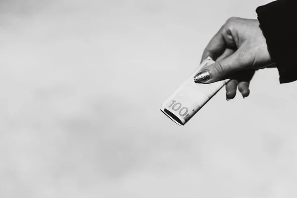Γυναικείο Χέρι Που Κρατάει Και Δίνει Λεφτά Παγκόσμια Ιδέα Χρήματος — Φωτογραφία Αρχείου