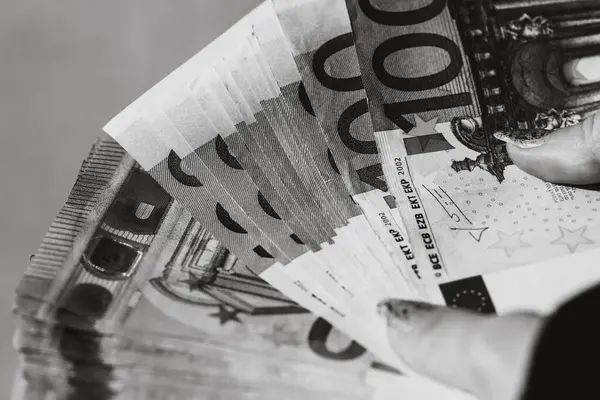 Επιλεκτική Εστίαση Στη Λεπτομέρεια Των Τραπεζογραμματίων Ευρώ Μετρώντας Δίνοντας Τραπεζογραμμάτια — Φωτογραφία Αρχείου