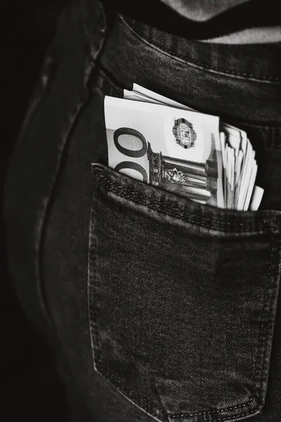 钞票关门了 钱在牛仔裤口袋里 欧元从牛仔裤口袋里掏出 金融和货币的概念 储蓄或花钱的概念 — 图库照片