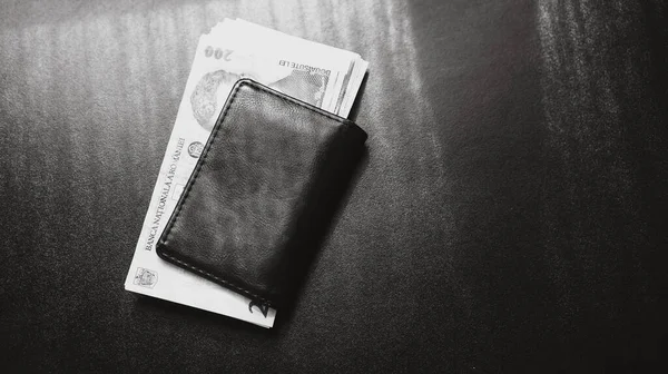 Άτομο Πορτοφόλι Χρήματα Στο Τραπέζι Πορτοφόλι Lei — Φωτογραφία Αρχείου