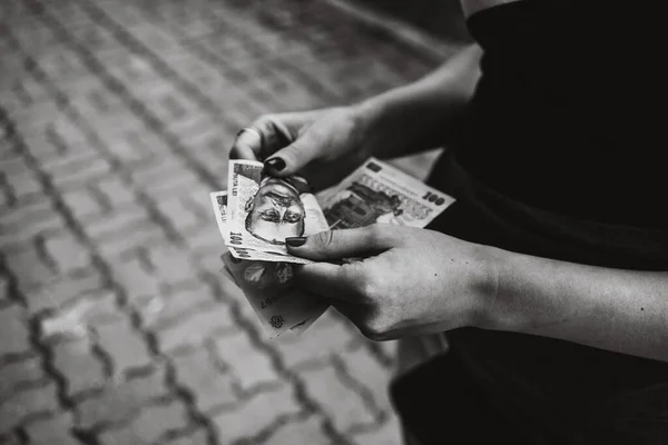 Mulher Contando Dinheiro Contando Lei Perto — Fotografia de Stock