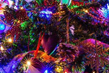 Noel ışıkları ile Noel ağacı süslemeleri