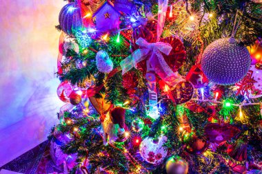 Noel ışıkları ile Noel ağacı süslemeleri