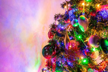 Noel ışıkları ile Noel ağacı süslemeleri