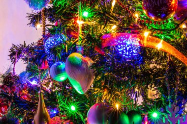 Noel ışıkları ile Noel ağacı süslemeleri