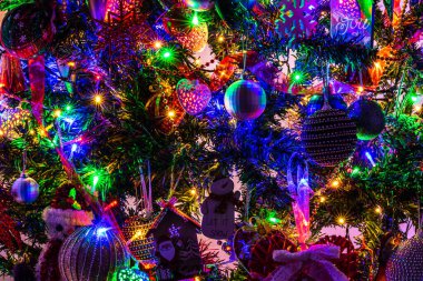 Noel ışıkları ile Noel ağacı süslemeleri