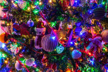 Noel ışıkları ile Noel ağacı süslemeleri